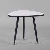 Стол журнальный Цемент светлый треугольный 58*58 см столешница 22мм, опоры чёрные матовые